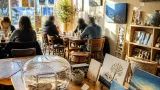 À Créteil, une exposition solidaire au profit des aînés se tient au café El Kawa Des Seigneurs