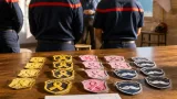 À Levie, les écussons des sapeurs‑pompiers se muent en don concret pour deux associations