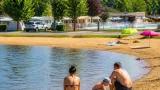 Au lac de la Vingeanne, baignade et séjour improvisé séduisent les visiteurs