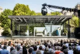 Avignon : « L’hors‑présence » de Tiphaine Raffier, un théâtre frontal sur la fin de vie
