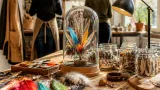 Clamart : une plumassière d'art installe son atelier et propose des initiations