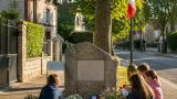Compiègne : une stèle dédiée aux combattants dévoilée par les enfants du Clos‑des‑Roses