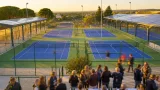 Cuxac-d’Aude inaugure un 4e court de tennis équipé d’ombrières photovoltaïques