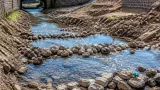 Des petits barrages en pierres perturbent le canal de dérivation de la Nièvre à Nevers