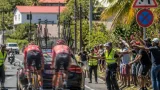 Deux coureurs exclus après avoir été filmés en train de s’agripper à une voiture lors du Tour