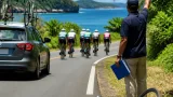 Deux coureurs exclus du Tour de Guadeloupe après avoir été vus s’accrocher à une voiture