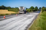 Eure‑et‑Loir : pour limiter le bitume qui fond, le Département blanchit certaines routes