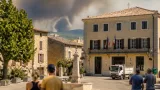 Fumées et cendres du Var : l'ouest des Alpes‑Maritimes inquiété, élus et riverains cherchent des réponses