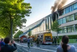 Important incendie au centre de R&D d’Essilor à Créteil, épais panache de fumée visible