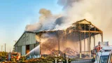 Pont‑du‑Château : un feu de foin toujours actif, les pompiers expliquent leur stratégie