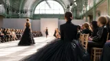Tulle et tulle : la jupe d’Arielle Dombasle fait sensation au défilé Chanel