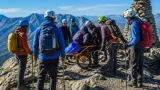 Une joëlette jusqu’à 2 872 m : quand la solidarité porte la montagne