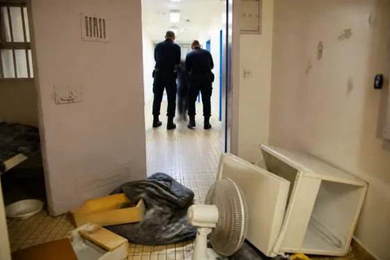Moulins : un détenu jette un réfrigérateur et menace de mort des surveillants