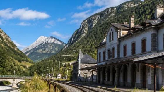 Pau et la vallée d’Aspe : la réouverture de la ligne Pau–Canfranc suscite débats à Urdos