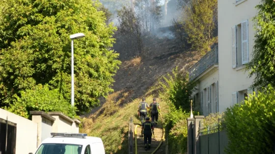Poitiers : un feu sur les falaises derrière la rue des Quatre‑Roues mobilise les pompiers