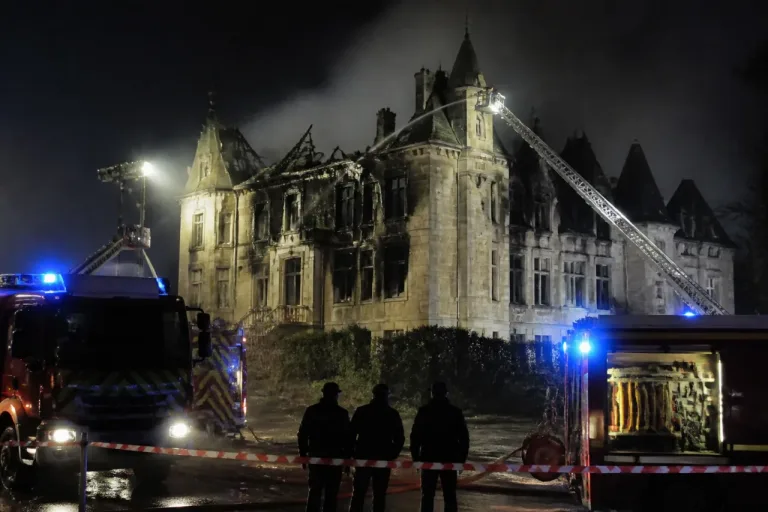 Divonne-les-Bains : violent feu au château, enquête ouverte après une nuit de lutte