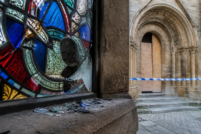 Conques : un vitrail de l’abbatiale brisé lors d’une tentative d’effraction