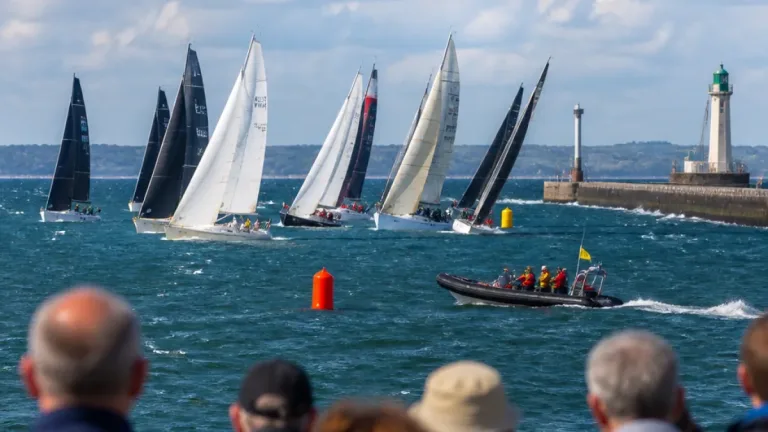 122 voiliers ont quitté Cherbourg pour la 6e Drheam Cup, départ avancé pour raisons de sécurité