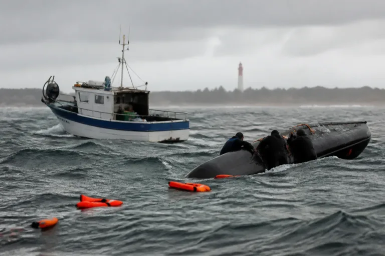 Au large de la Coubre, un pêcheur sauve trois jeunes après le chavirage de leur semi‑rigide
