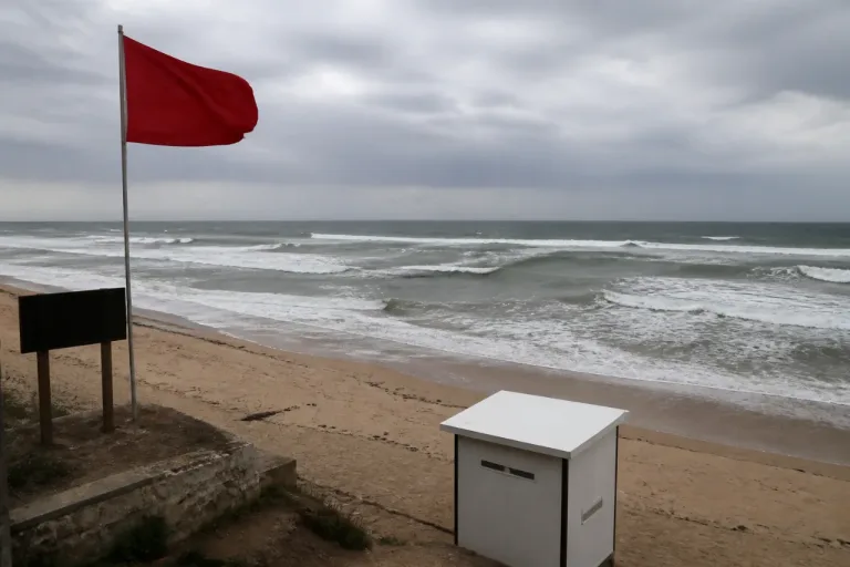 Baïnes en Charente-Maritime : vigilance maximale, baignade déconseillée ce lundi