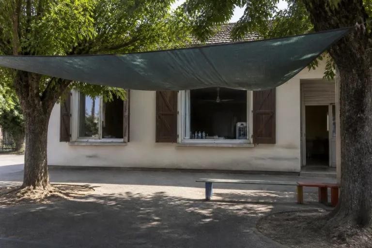 Canicule dans le Gers : écoles rurales sous pression, entre clim’ et système D