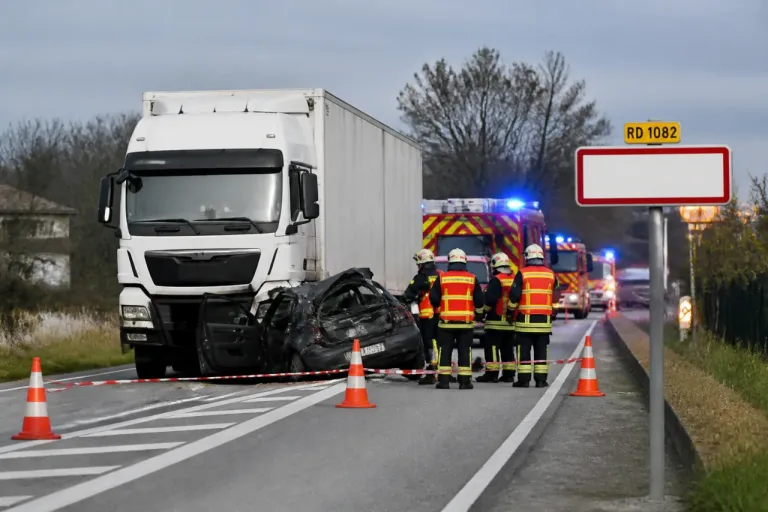 Feurs: jeune conducteur de 19 ans grièvement blessé dans un choc avec un poids lourd sur la RD1082