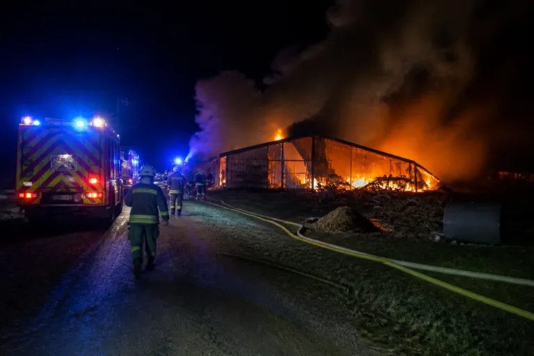 Altier : un hangar agricole ravagé par les flammes, important déploiement des secours