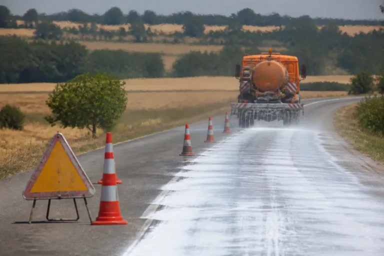 Canicule dans la Nièvre : des routes blanchies au lait de chaux pour sécuriser la circulation