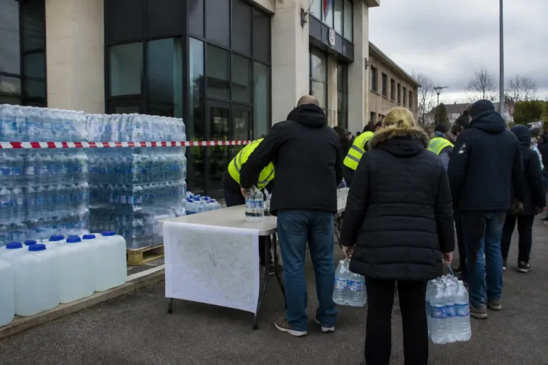 Eau du robinet interdite dans cinq communes du centre de l’Oise : distributions et consignes