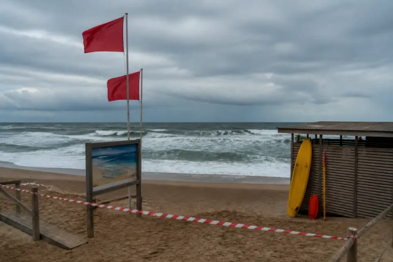 Baïnes: vigilance maximale mardi et mercredi sur le littoral néo-aquitain