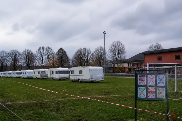 Horgues: 120 caravanes sur les terrains de foot, mairie fermée et événements annulés