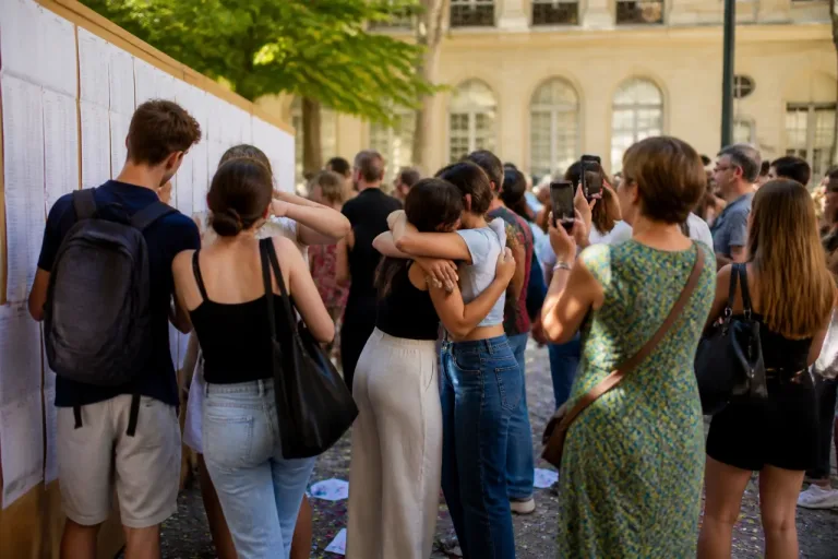 À Auch, l'explosion de joie au lycée Le Garros après l'affichage des résultats du bac
