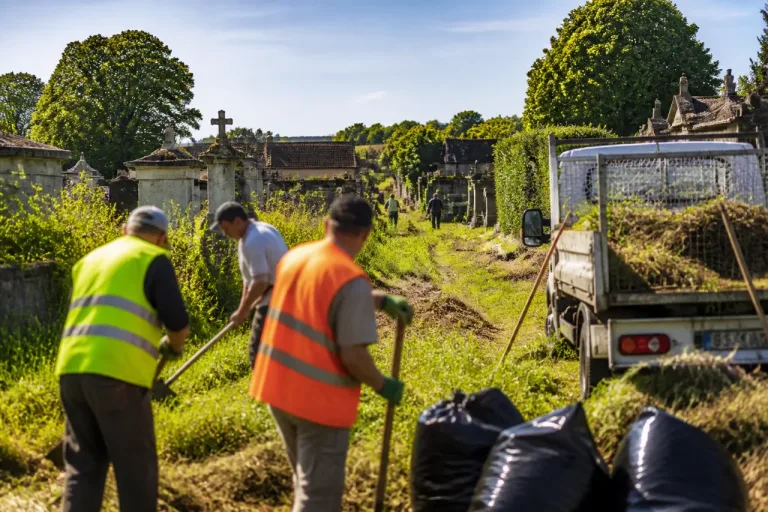 À Aumale, citoyens et agents s’unissent pour nettoyer un cimetière envahi par la végétation
