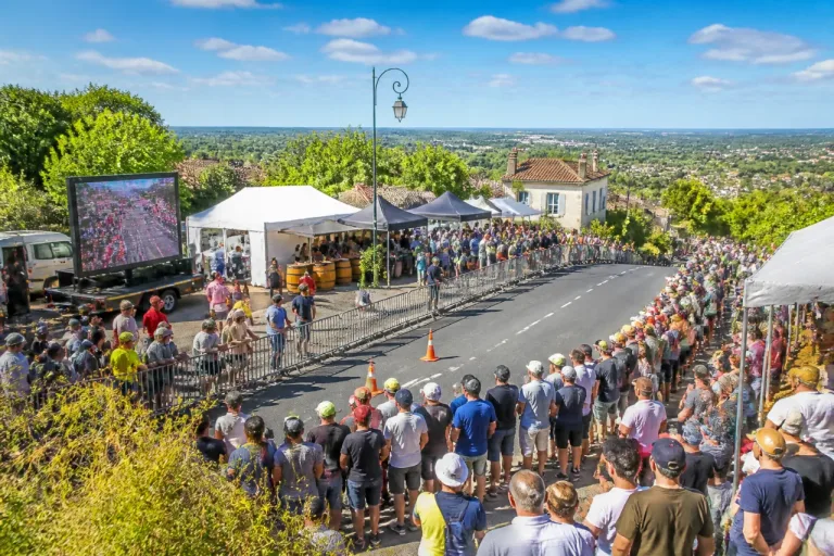 À Bergerac, un « virage de supporters » et une buvette locale pour accueillir le Tour