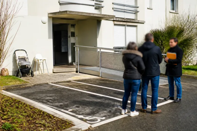 À Brec'h, une famille réclame un logement social adapté pour leur fils de deux ans