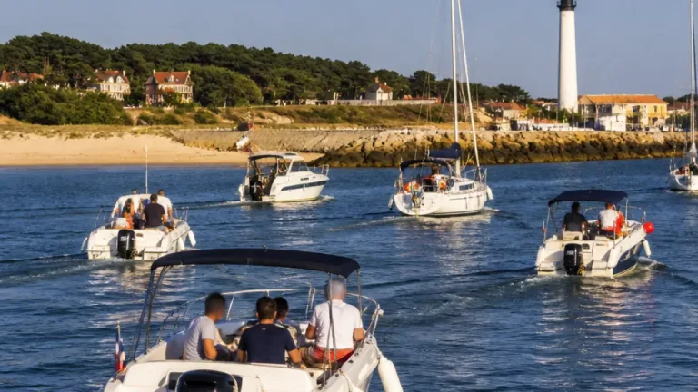 À Capbreton, une poignée de bateaux a choisi la mer pour vivre l’éclipse