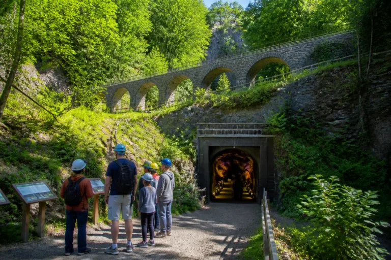 À Caumont‑l’Éventé, une ancienne carrière d’ardoise se visite à 30 mètres sous terre