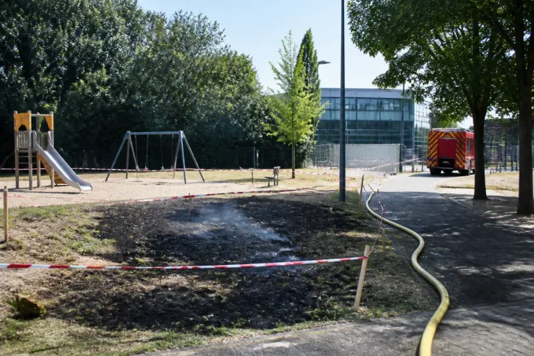 À Cholet, 700 m² d’herbes partis en fumée près d’une aire de jeux, aucun blessé