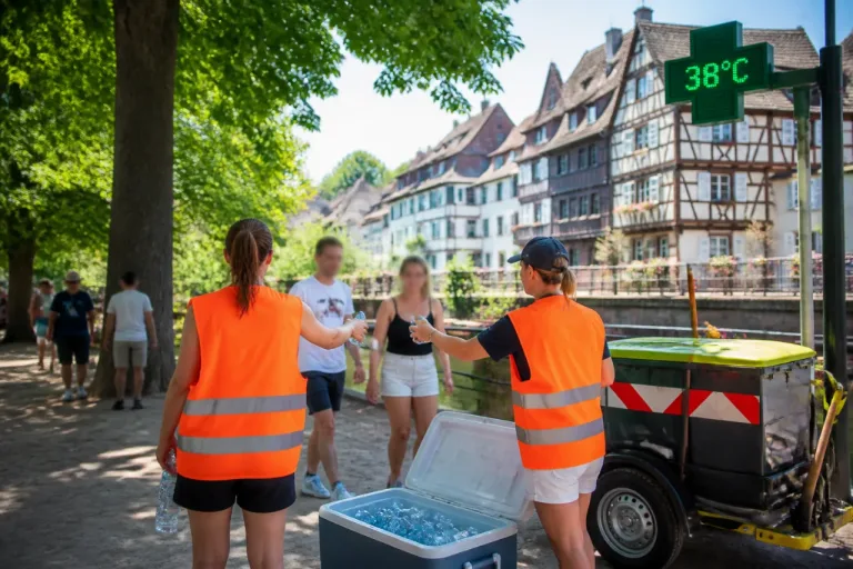 À Colmar, des bénévoles sillonnent la ville pour protéger habitants et visiteurs sous la canicule