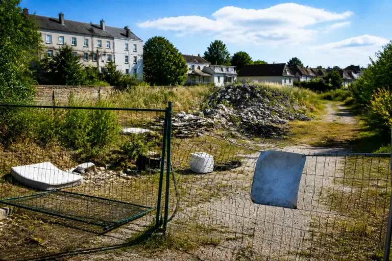 À Évreux, l’ancien hôpital américain inquiète : décharge sauvage et appel des riverains