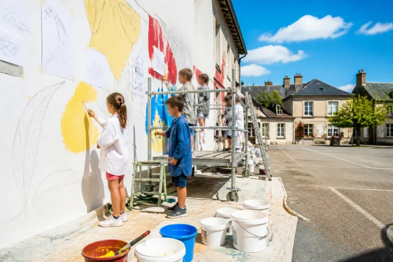 À Gilly‑sur‑Loire, les écoliers signent une fresque collective pour l'école