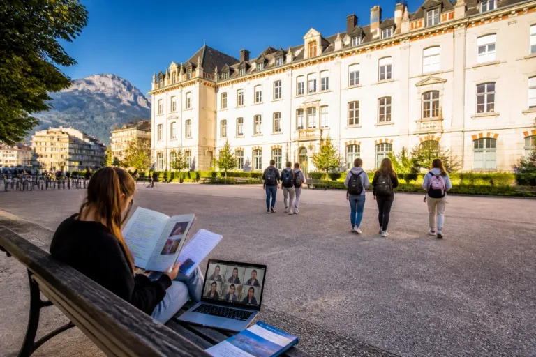 À Grenoble, une lycéenne prépare un double bac français et américain