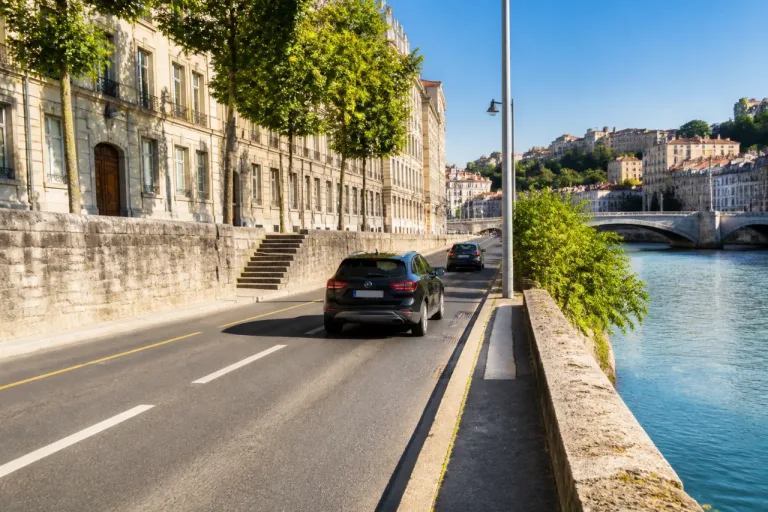 À Lyon, la Métropole enlève des blocs et fait de la place à la voiture sur le quai Saint‑Jean