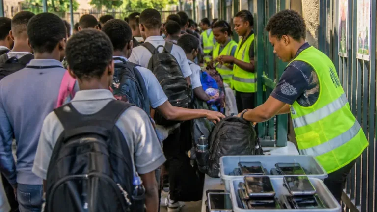 À Mamoudzou, une journée sans portable au lycée Bamana ravive les craintes sur la sécurité des élèves