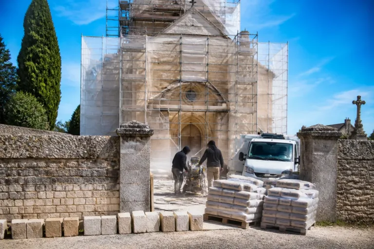 À Marby, l’église du village retrouve son éclat grâce à une restauration extérieure