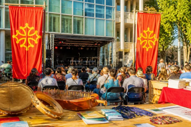 À Nîmes, l’occitan en fête: la Marpoc célèbre 50 ans d’Universités d’été