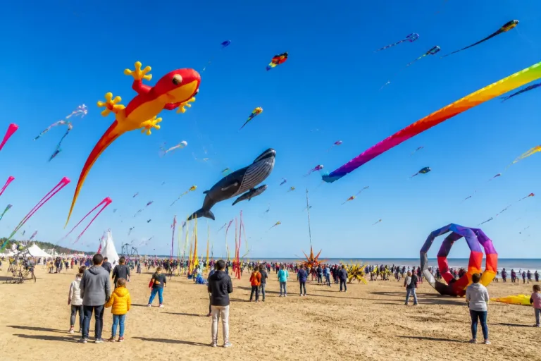 À Notre‑Dame‑de‑Monts, le festival « A tout vent » met la plage en couleurs jusqu’au 5 juillet
