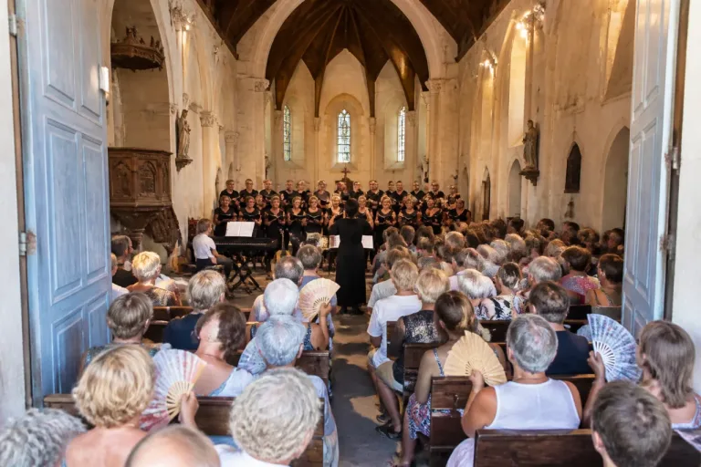 À Pérignac, deux chœurs unissent leurs voix après la canicule et remplissent l’église