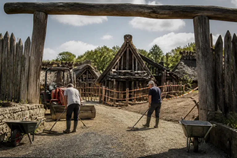 À Pleumeur-Bodou, le Village gaulois rouvre ses portes deux ans après l’incendie