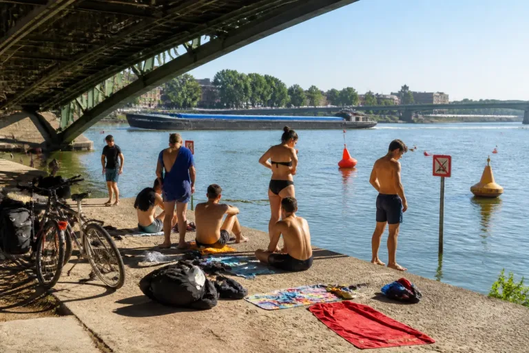 À Rouen, des jeunes réclament des espaces aménagés pour nager dans la Seine